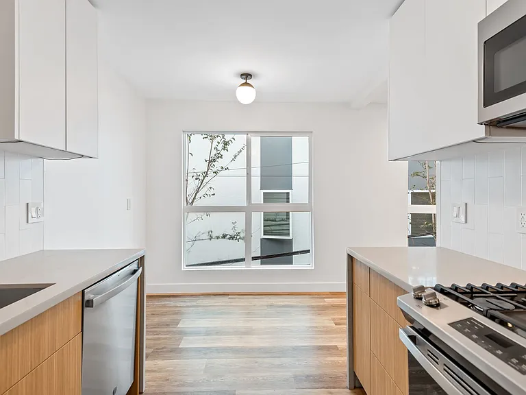 1563 Gordon St — Photo 7