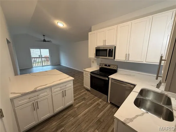 12910 Autumn View Dr, Saint Louis, MO 63146