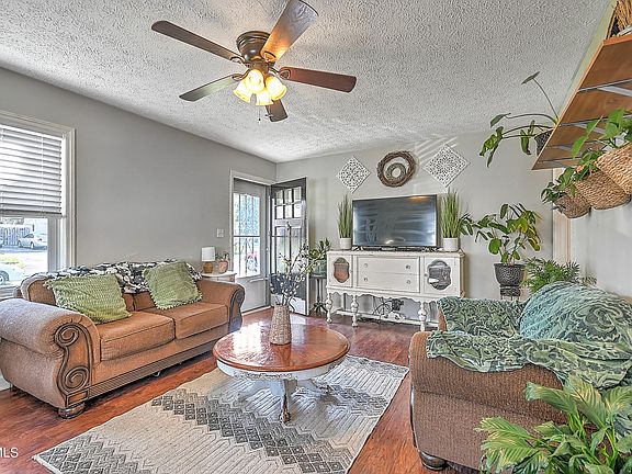 3rd image of 1369 Garden Dr