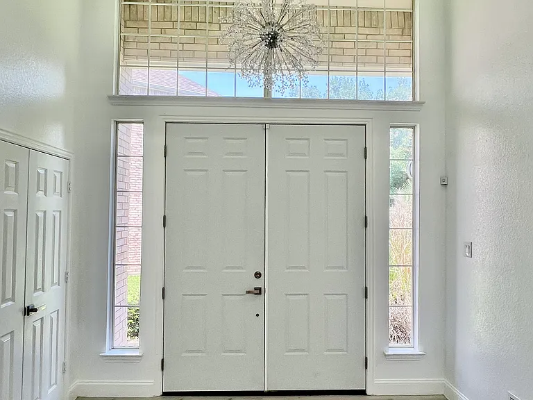 7717 Lakecrest Ct — Photo 3