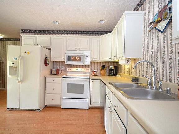 4th image of 134 Hearthstone Cir
