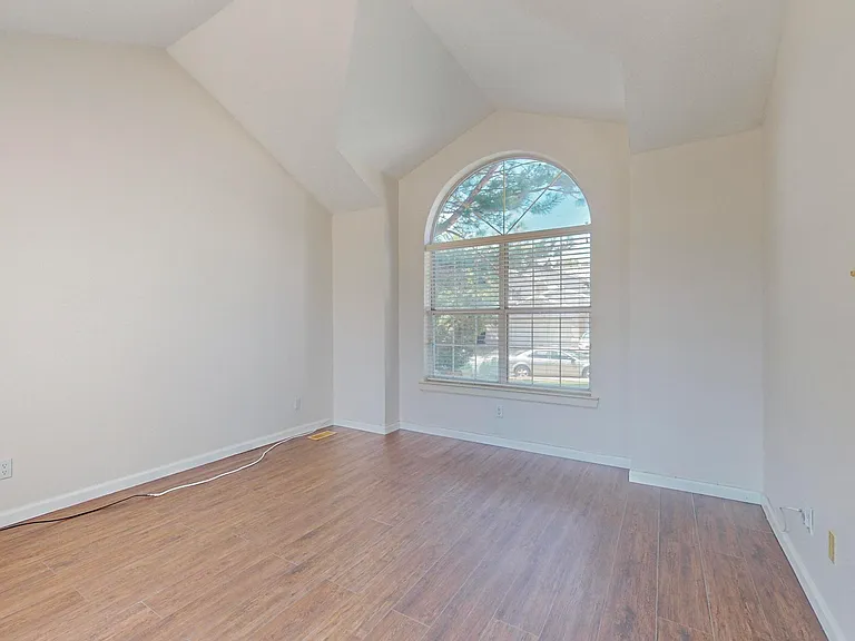 13612 Vic Rd NE — Photo 2