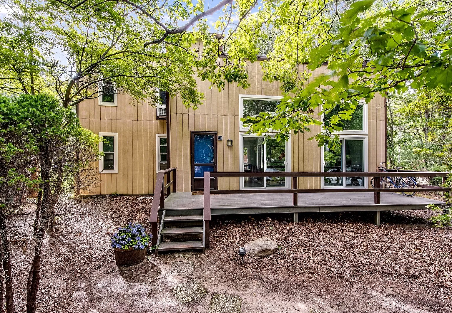 Newly Renovated Year Round Rental Near Gardiners Bay — Photo 2