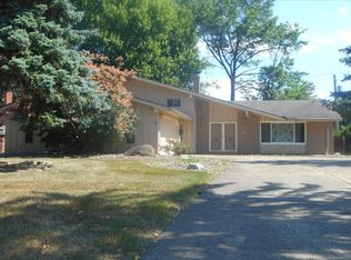 27521 Edgepark Dr, North Olmsted, OH 44070
