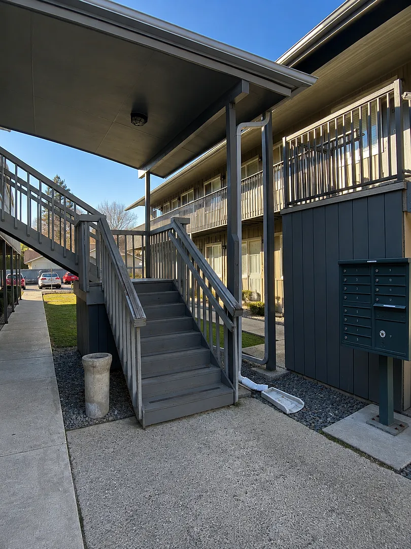 Location, Convenience & Pet-Friendly - Why Not Make Your Move to Selah! — Photo 1
