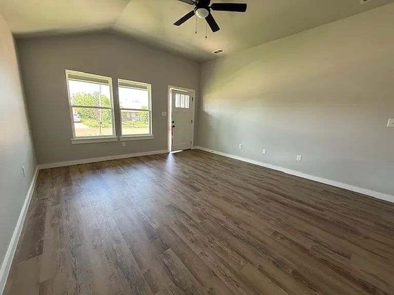 954 Minda St — Photo 3