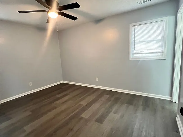 1329 Hunters Rd — Photo 4