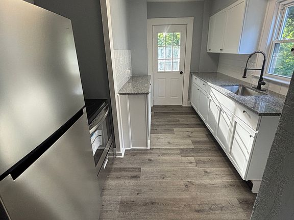 4th image of 582 Robinette Ct