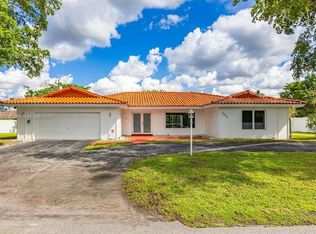 6895 Pinehurst Dr, Hialeah, FL 33015