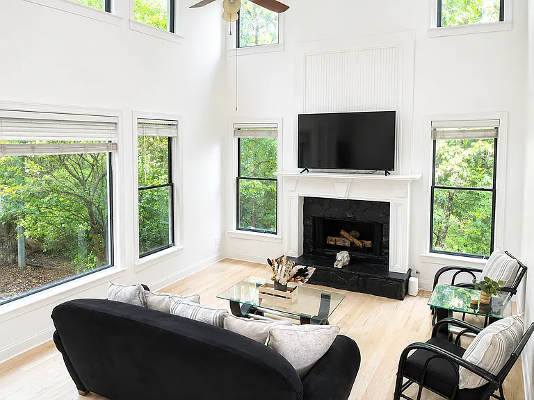 369 Hillside Dr — Photo 4