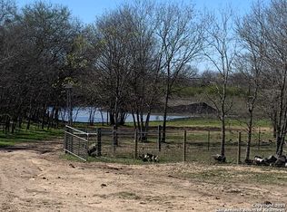 620 Chalana St, Floresville, TX 78114