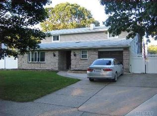 15 Majestic Rd, Selden, NY 11784