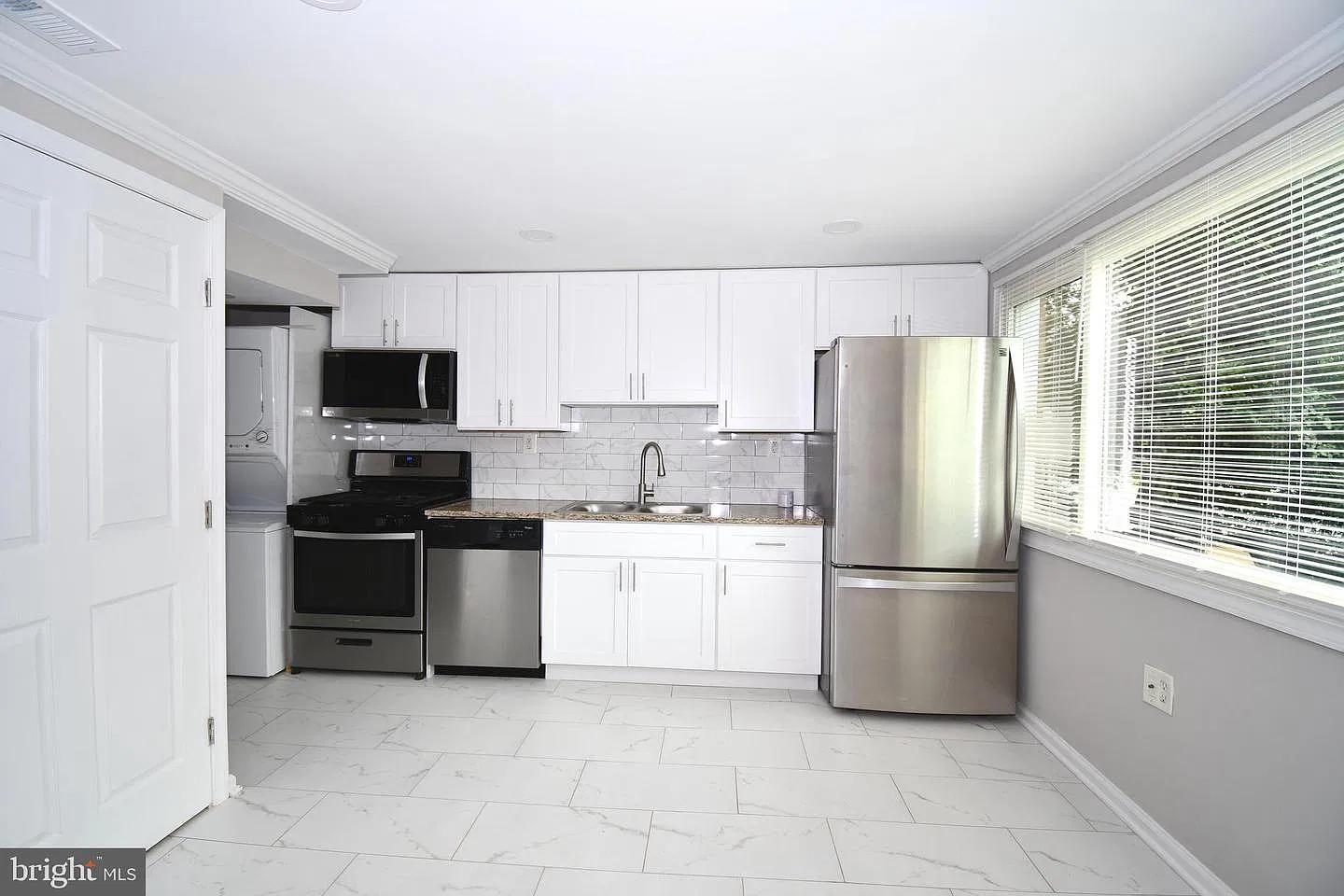 3 bed, 1024 sqft, $2,000 — Photo 2