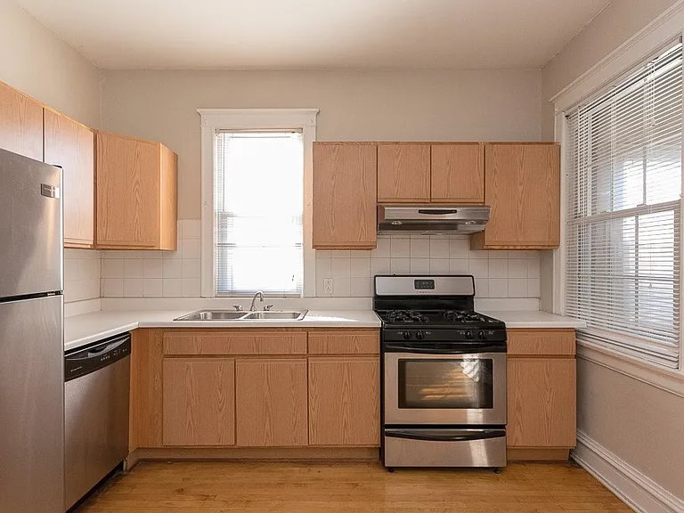 1440 W Addison St #3 — Photo 2