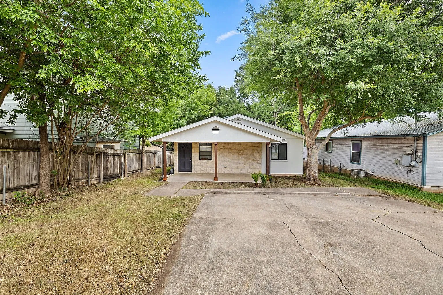 Rooms for Rent All Utilities Included | Pet-Friendly | Prime East Austin Location! — Photo 1