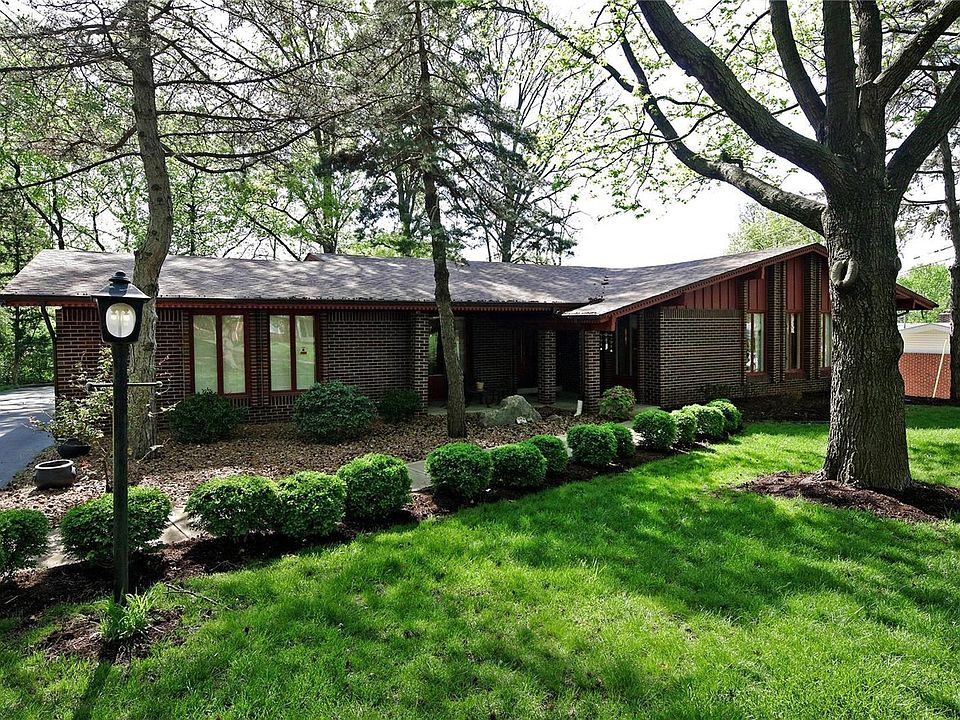 Attractive front entry appeal. Level driveway and front walk way - making entry easy.