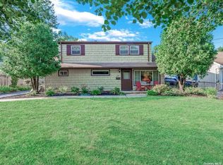 47 Island St, Plainview, NY 11803