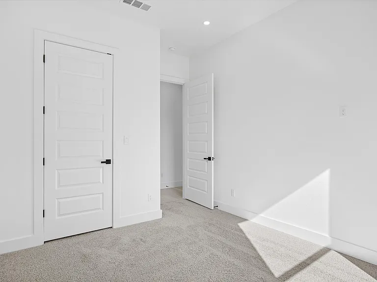 2057 Glenhollow Dr — Photo 10
