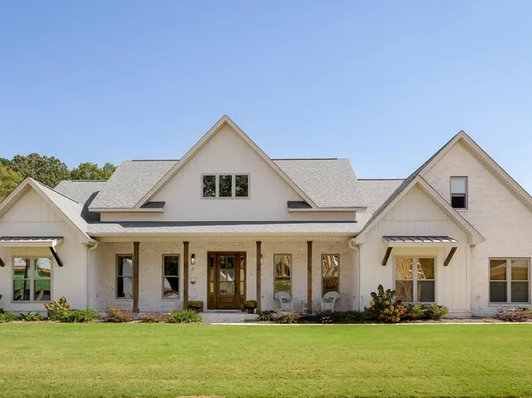 104 River Colors Dr, Muscle Shoals, AL 35661