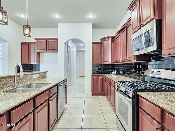 3rd image of 404 Annaberg Dr