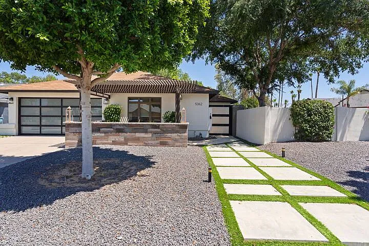 5362 E Kelton Ln — Photo 2