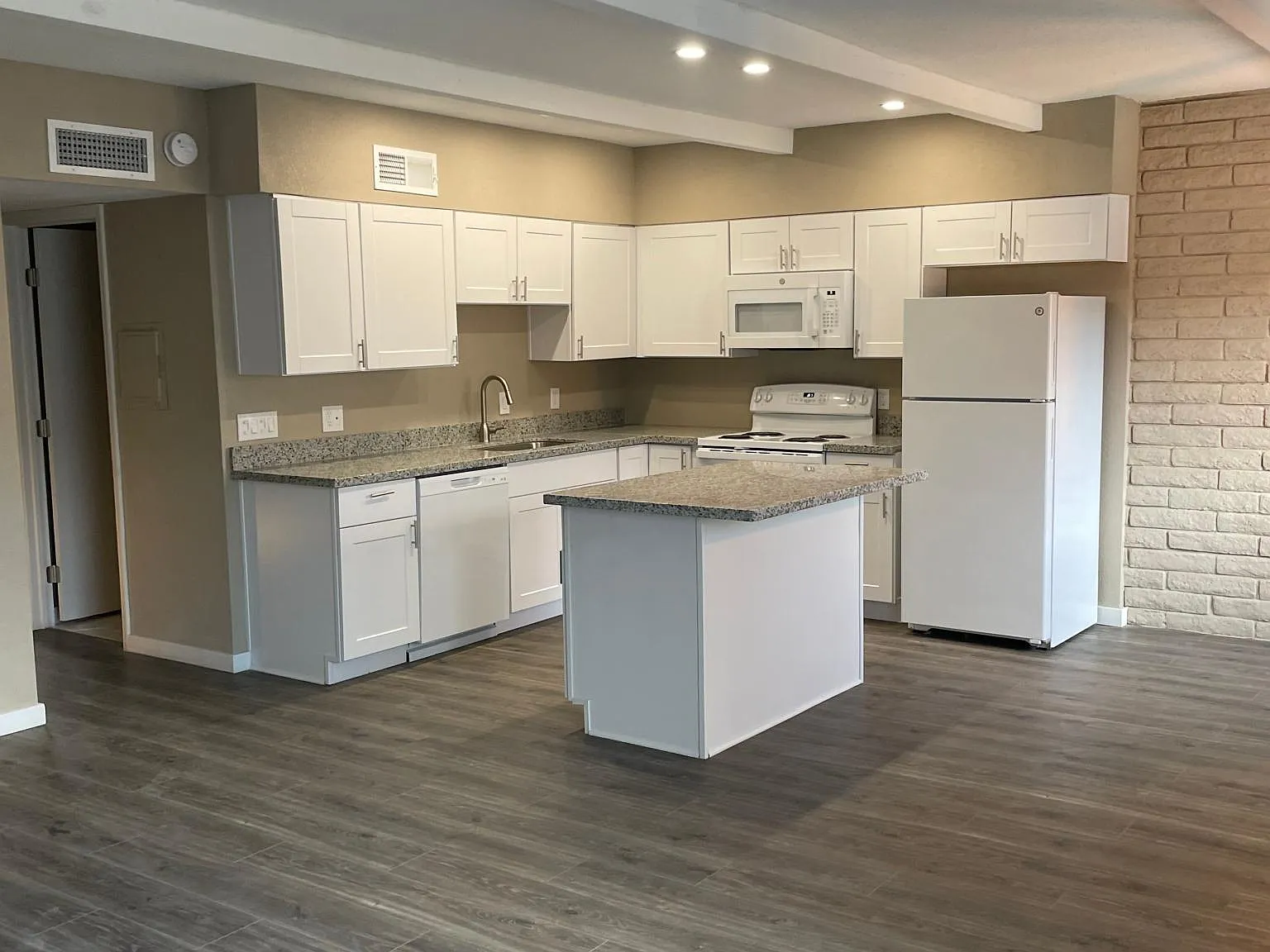 2 bed, 900 sqft, $1,295 — Photo 1