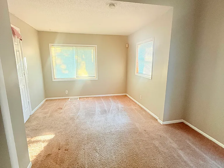 2130 Queen Ave N — Photo 3