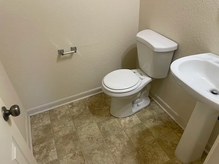 Half restroom downstairs