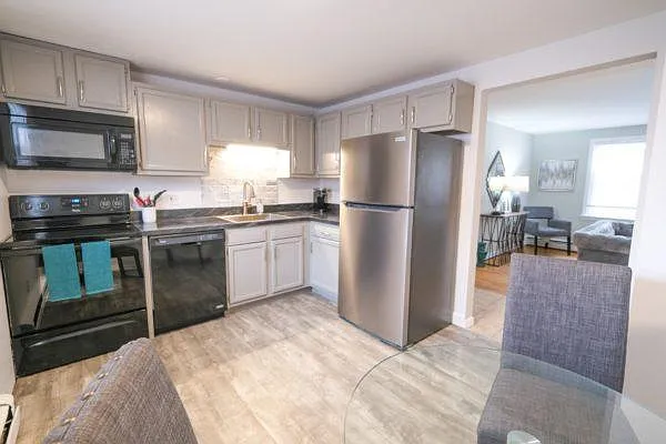 105 N Willow St — Photo 2