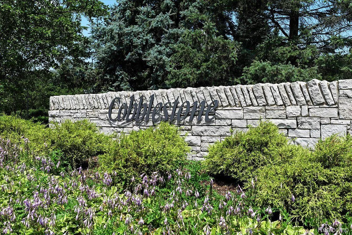 2402 Canterwood photo 1