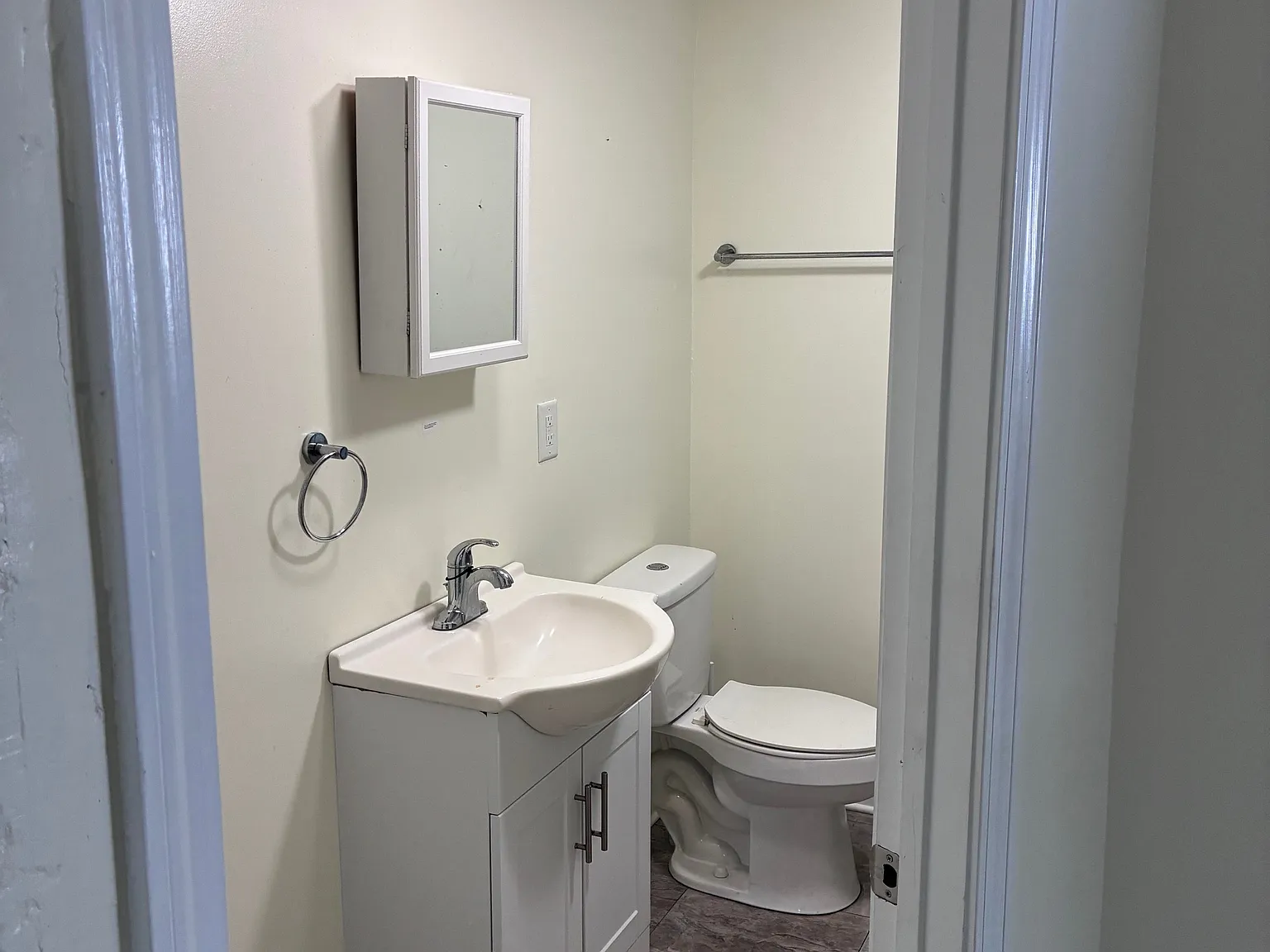 2 bed, 800 sqft, $1,300 — Photo 1