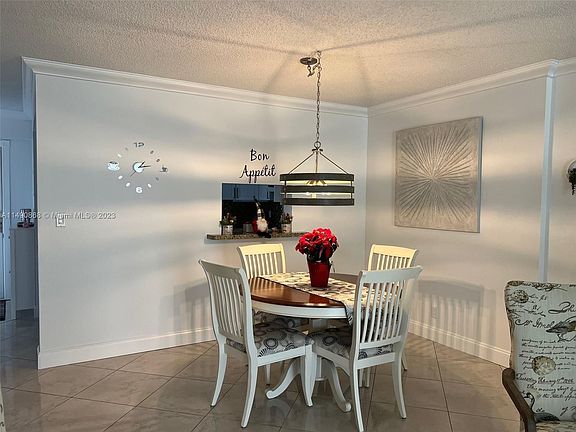 4th image of 324 SE 10th St APT 104