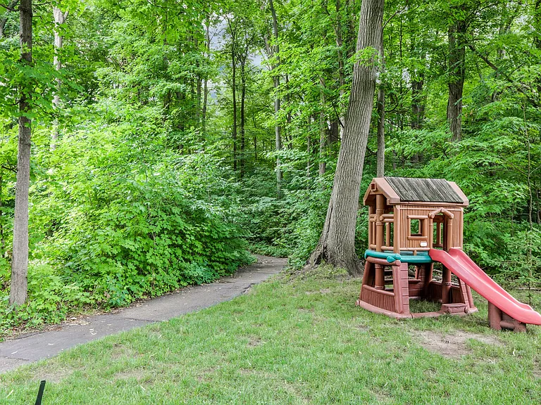 48124 Liberty Dr — Photo 35