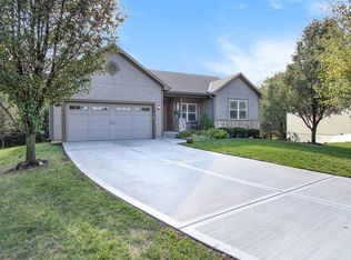 7146 Aminda St, Shawnee, KS 66227