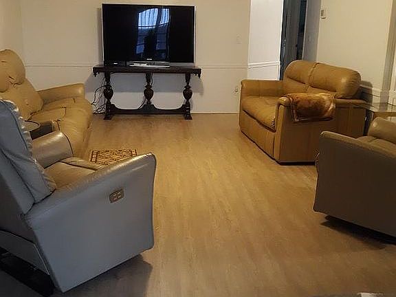 3rd image of 10 Windward Dr