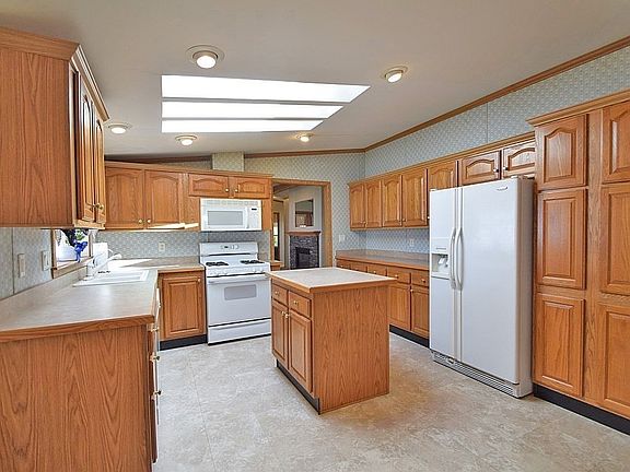5th image of 7 Medallion Rd