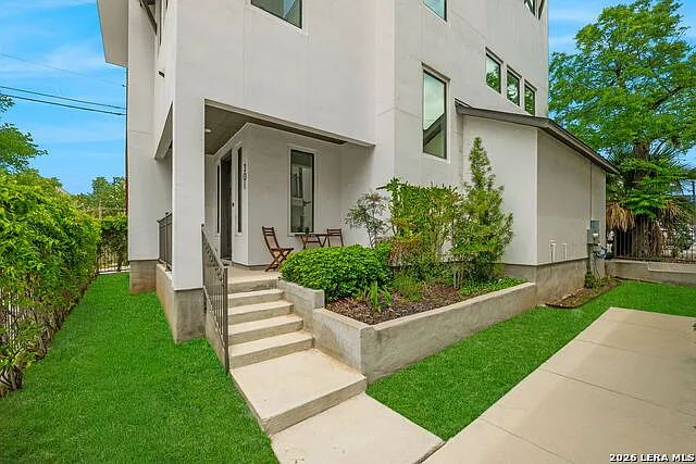 825 N Saint Marys St #301 — Photo 2