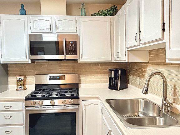 5th image of 300 E Dundee Rd APT 102A