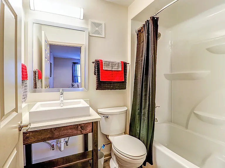 College Pointe Apartments — Photo 17