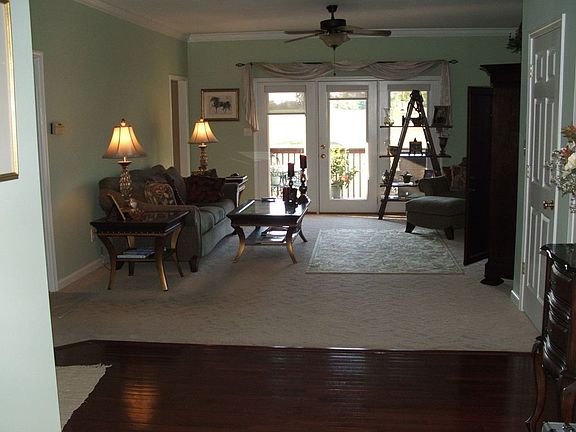 Open entrance to Livingroom