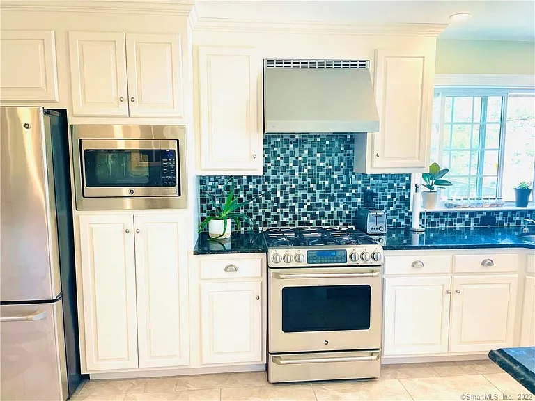 28 Beach Rd W — Photo 19