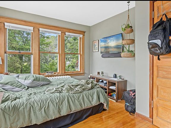 5th image of 2557 Dupont Ave S #2