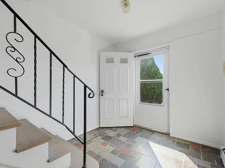 206 Chrystal Dr — Photo 2