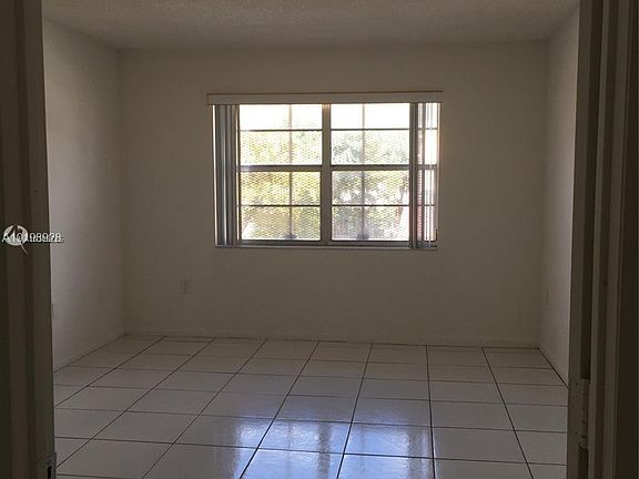 4th image of 505 NW 177th St APT 223