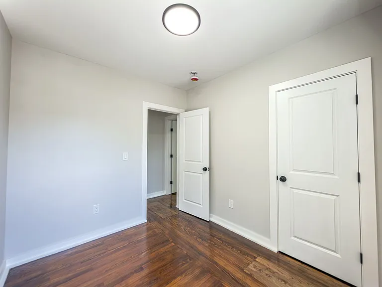560 Howard Ave — Photo 10