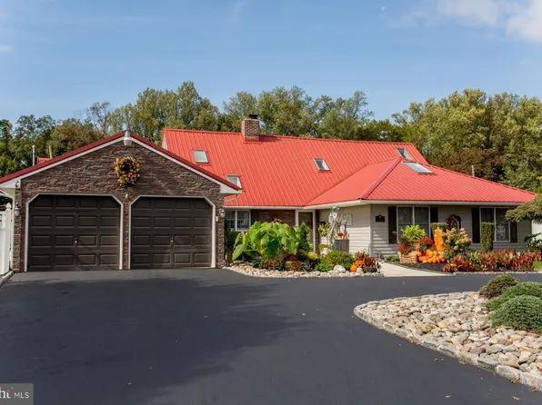 24 Rose Apple Rd, Levittown, PA 19056