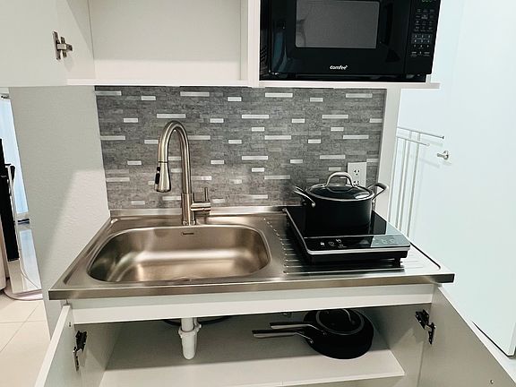 5th image of 1139-1139 NW 1st St