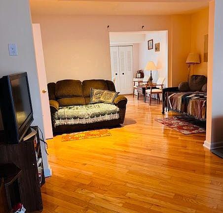 4th image of 632 Longfellow Ct