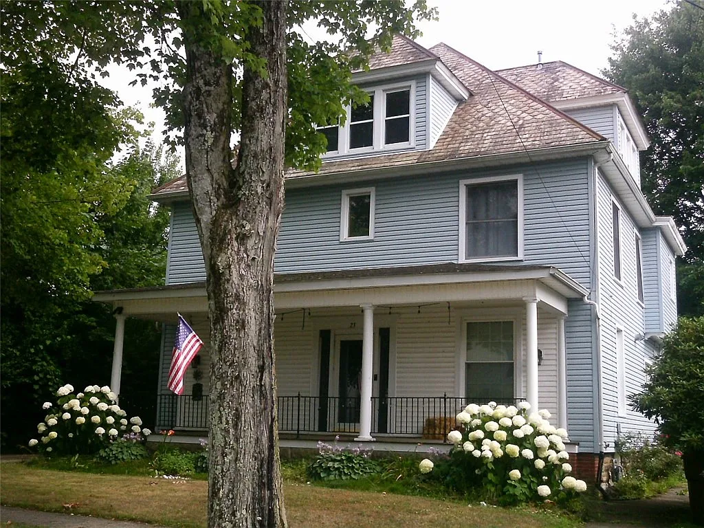 23 Chambers Ave photo 1