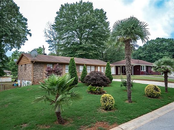 2nd image of 520 Pinecrest Dr